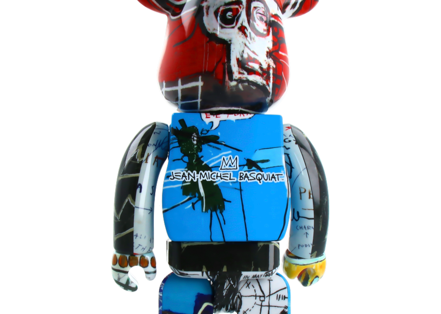¿Qué es un Bearbrick? Portada con la figura Bearbrick Jean-Michel Basquiat de fondo azul en ALUXE