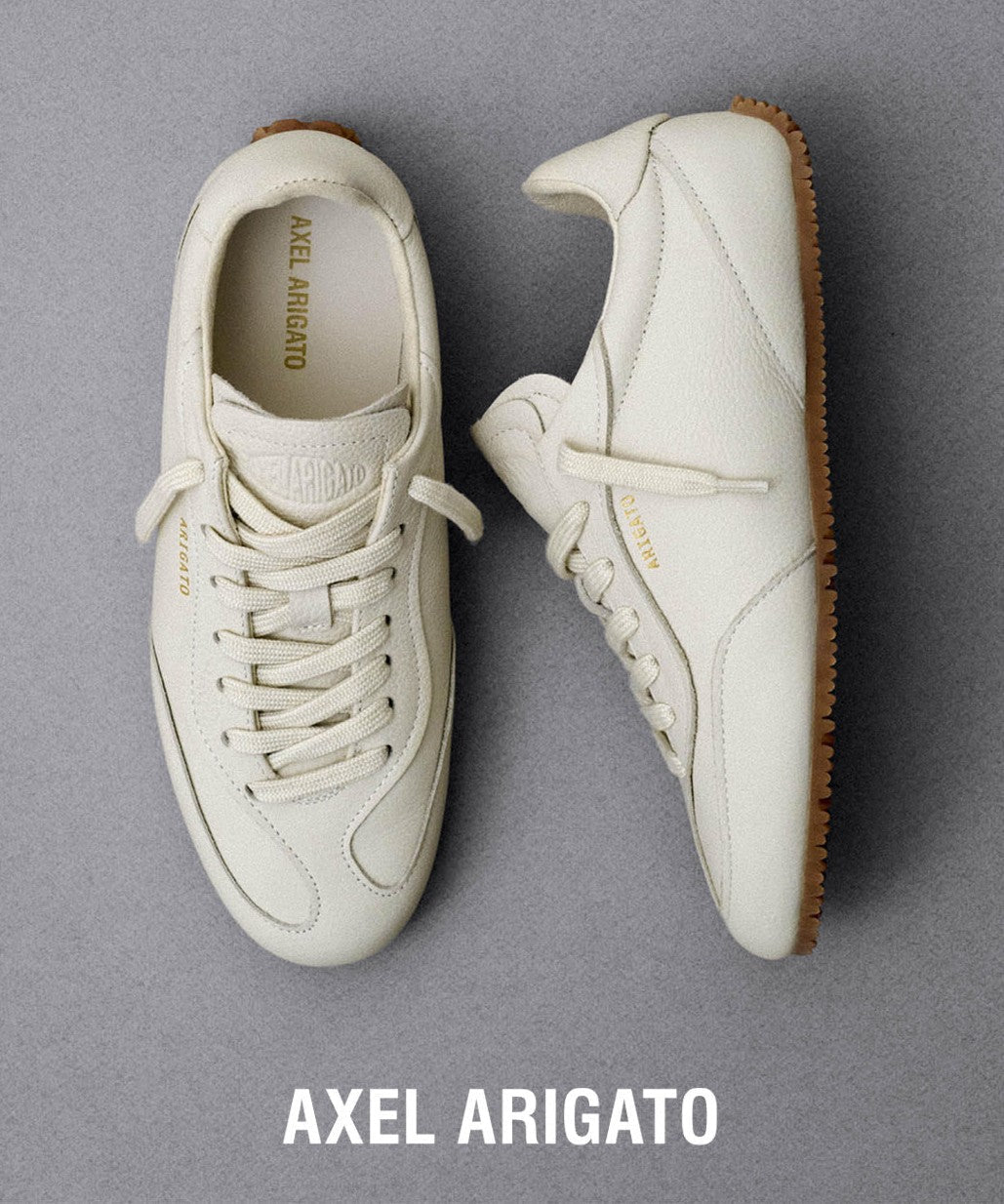 Zapatillas Axel Arigato Daze Runner en color blanco roto con suela de goma camel, vista cenital sobre fondo gris