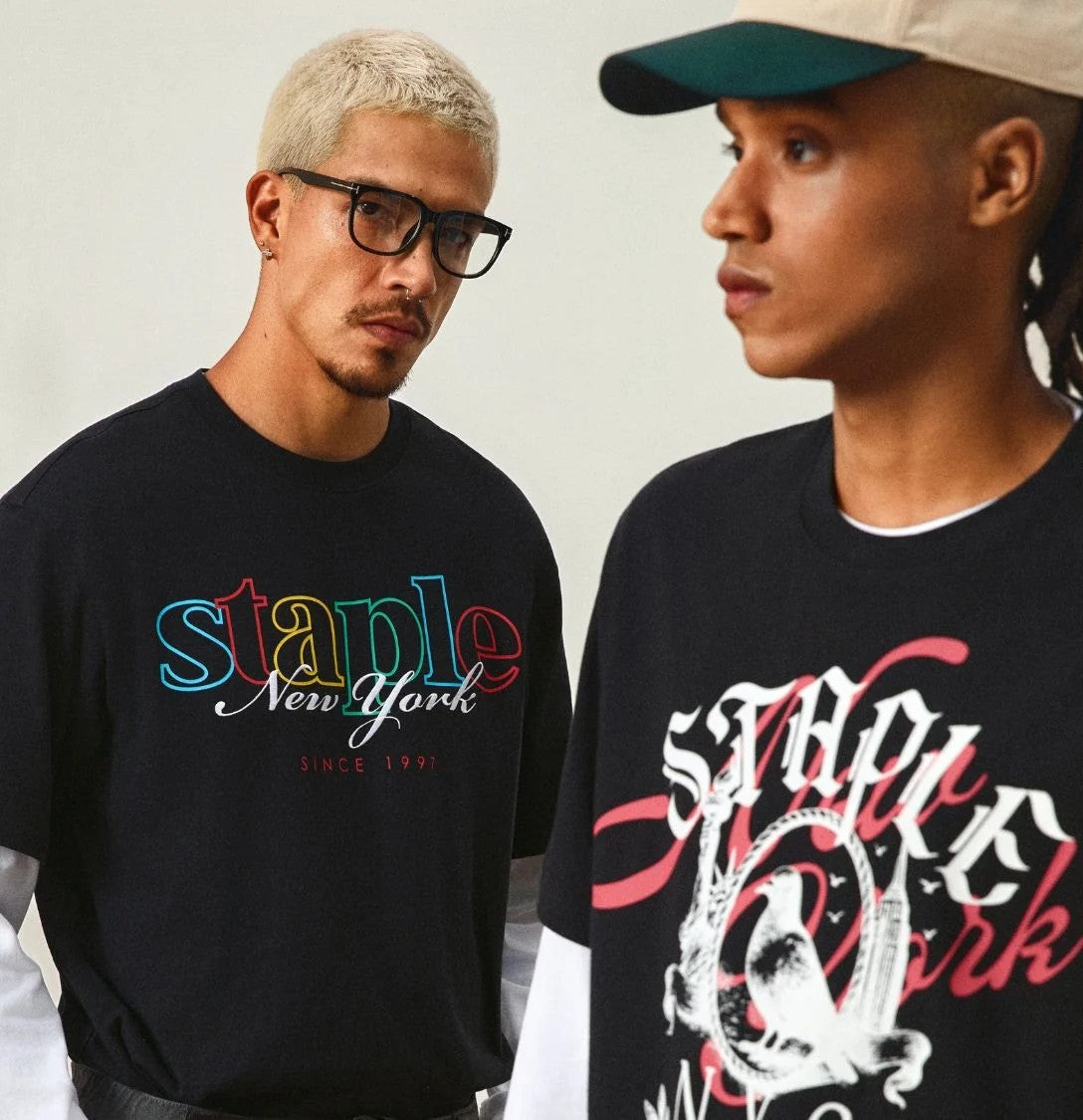 Colección Staple Pigeon disponible en ALUXE España: polo rugby, camiseta y sudadera de la firma neoyorquina de culto