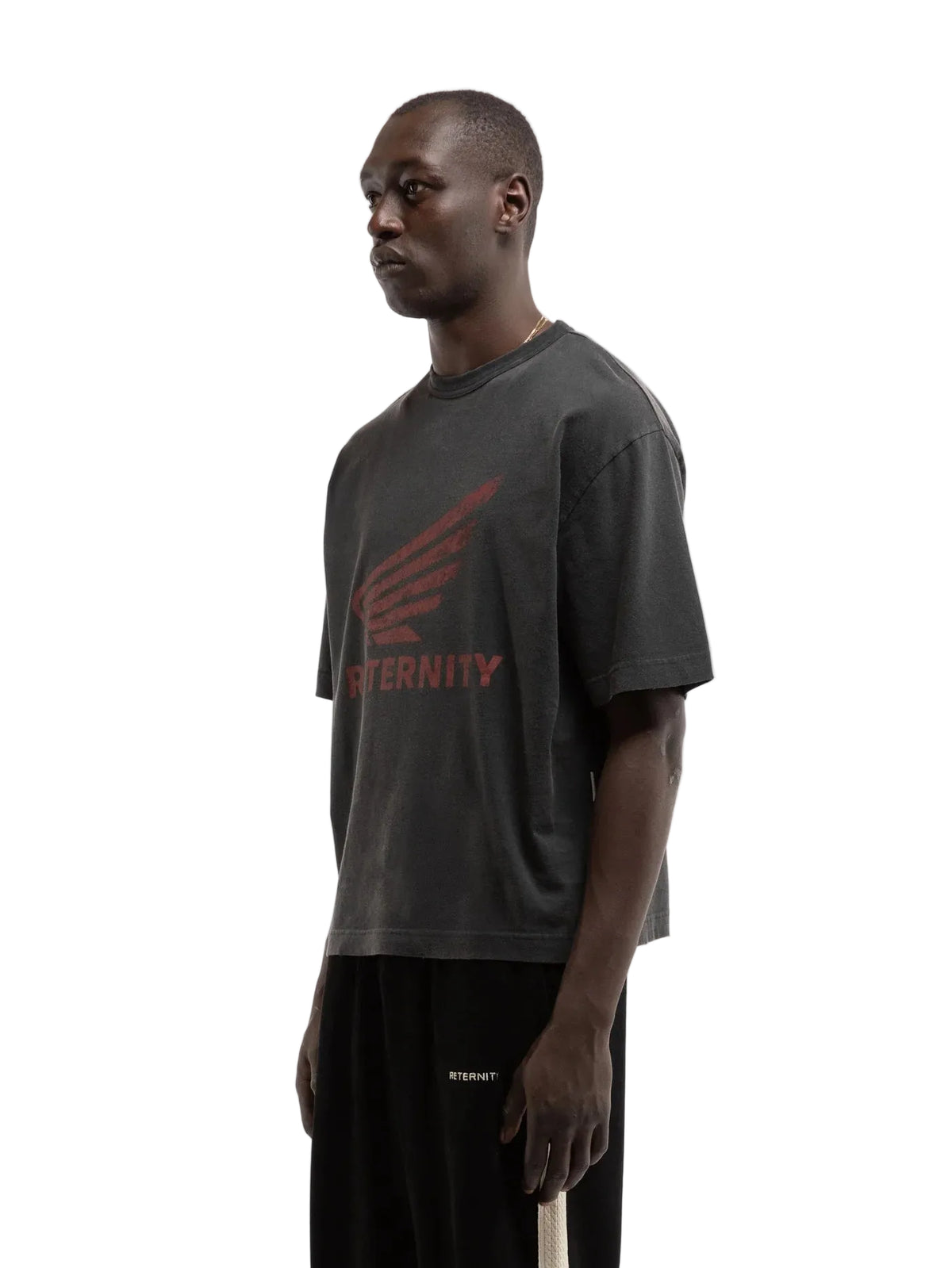 Hombre de perfil con la camiseta Reternity Aéro negro lavado, plano de cuerpo entero