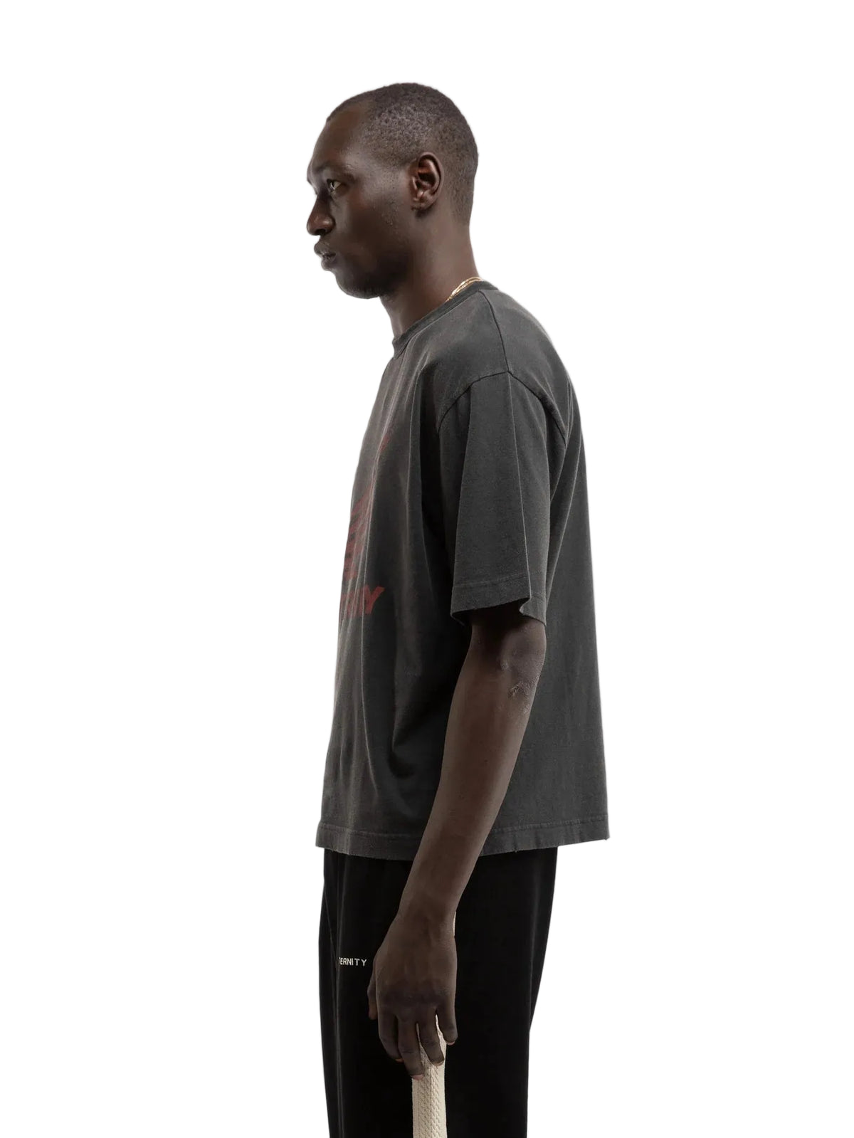 Hombre de perfil con la camiseta Reternity Aéro negro lavado, cuerpo entero
