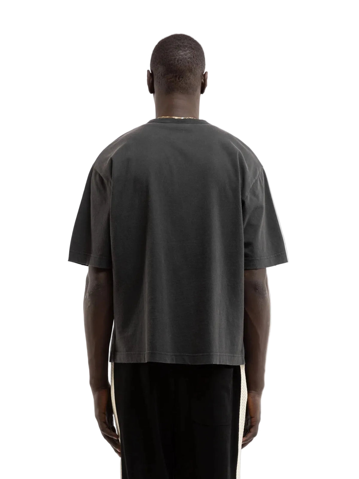 Hombre de espaldas con la camiseta Reternity Aéro negro lavado, cuerpo entero