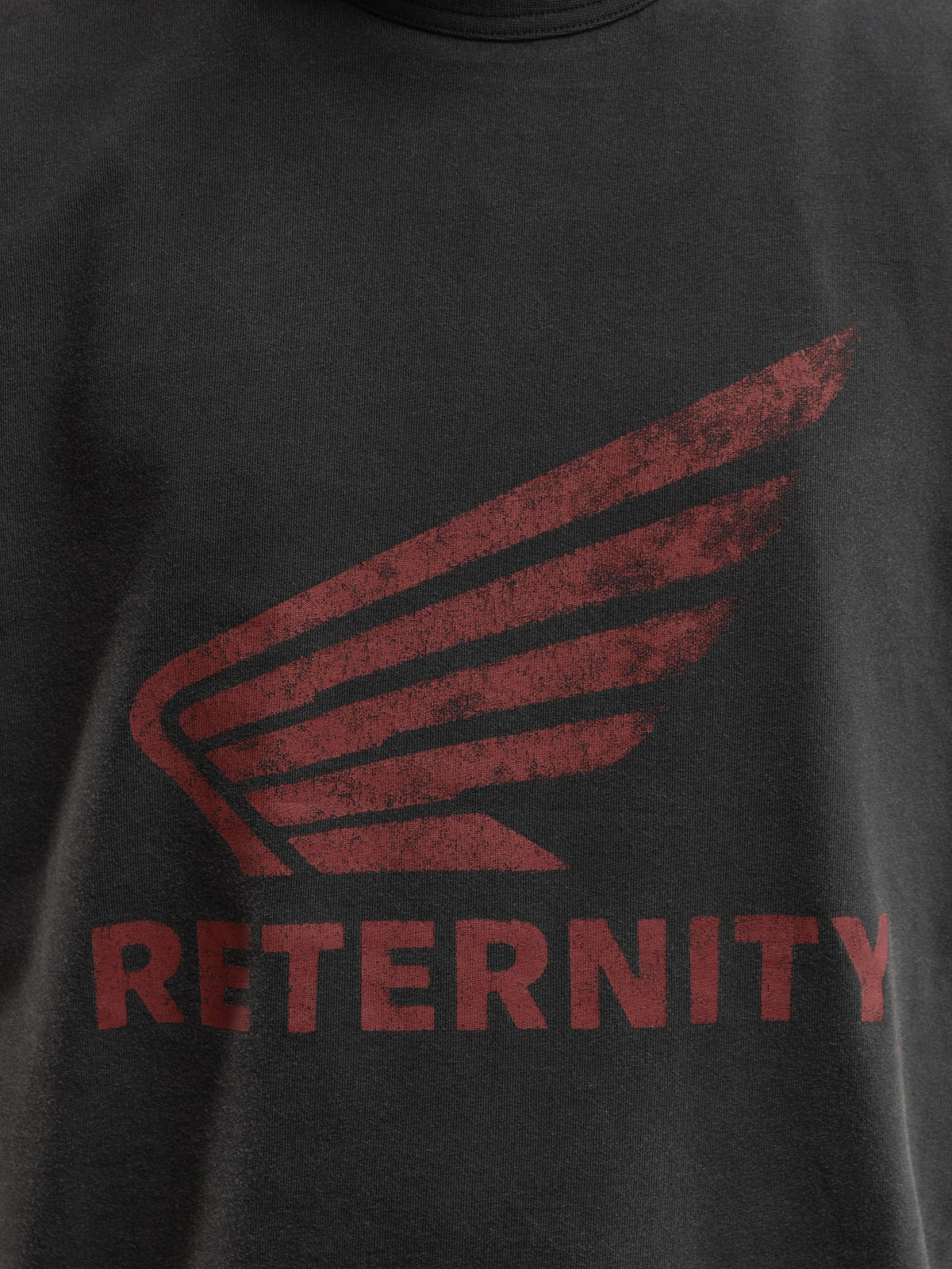Detalle del ala y RETERNITY en rojo sobre el pecho de la camiseta Reternity Aéro negro lavado