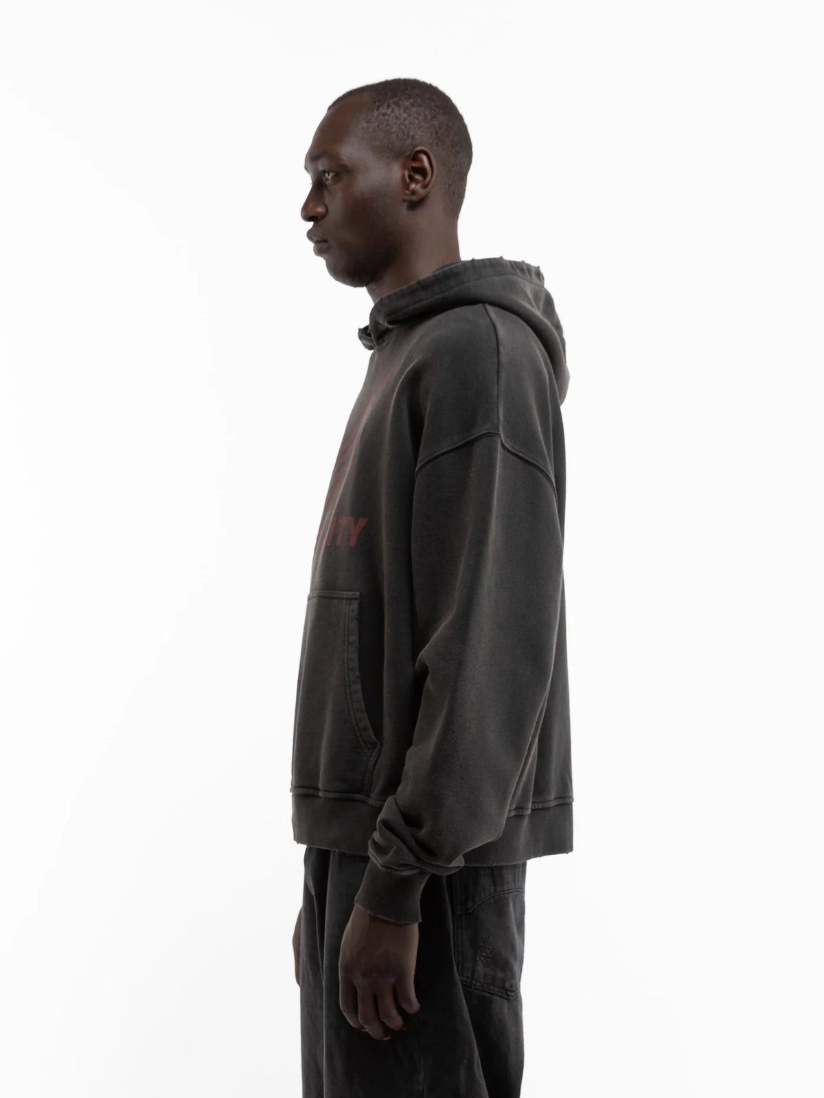 Hombre de perfil con la sudadera con capucha Reternity Aéro negro lavado, cuerpo entero