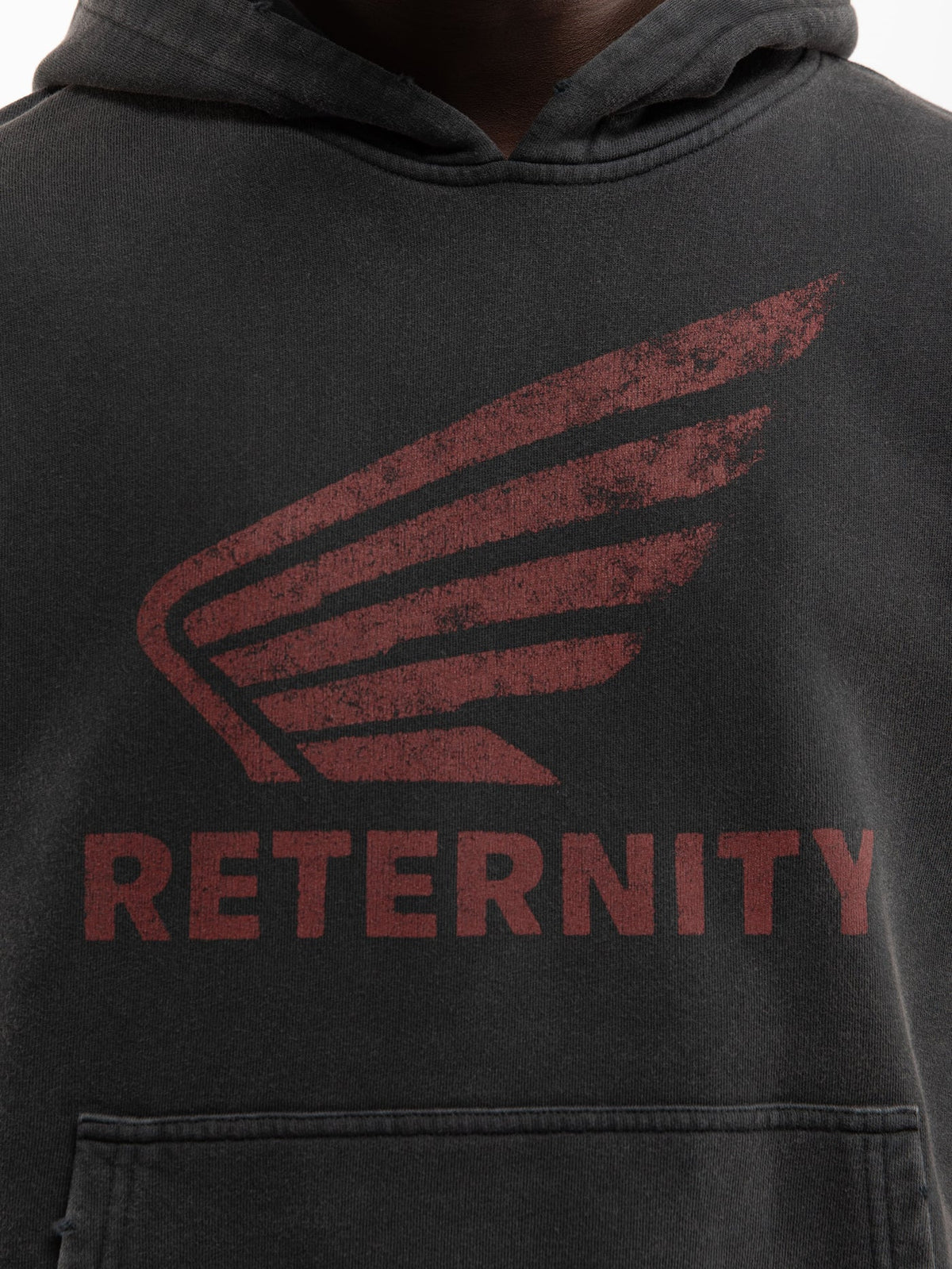 Detalle del ala y RETERNITY en rojo sobre el pecho de la sudadera Reternity Aéro negro lavado
