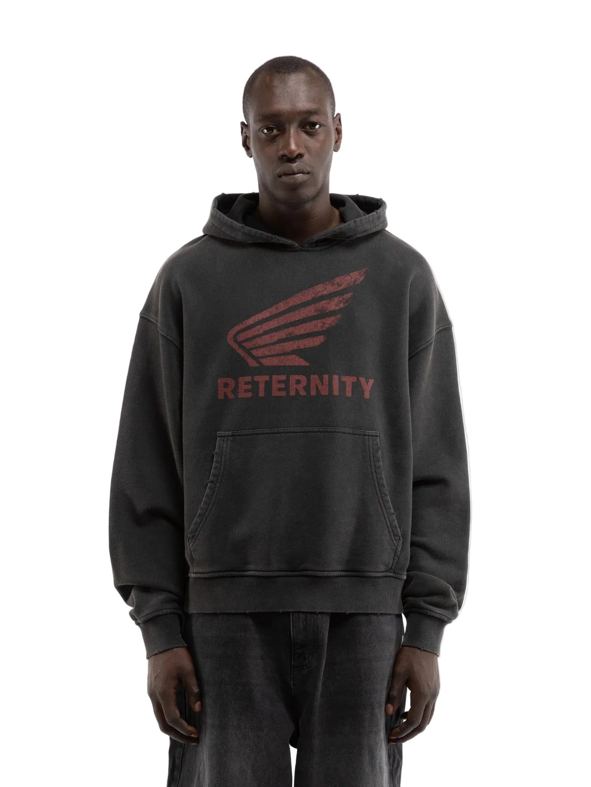 Hombre con la sudadera con capucha Reternity Aéro negro lavado y pantalón a juego, look completo