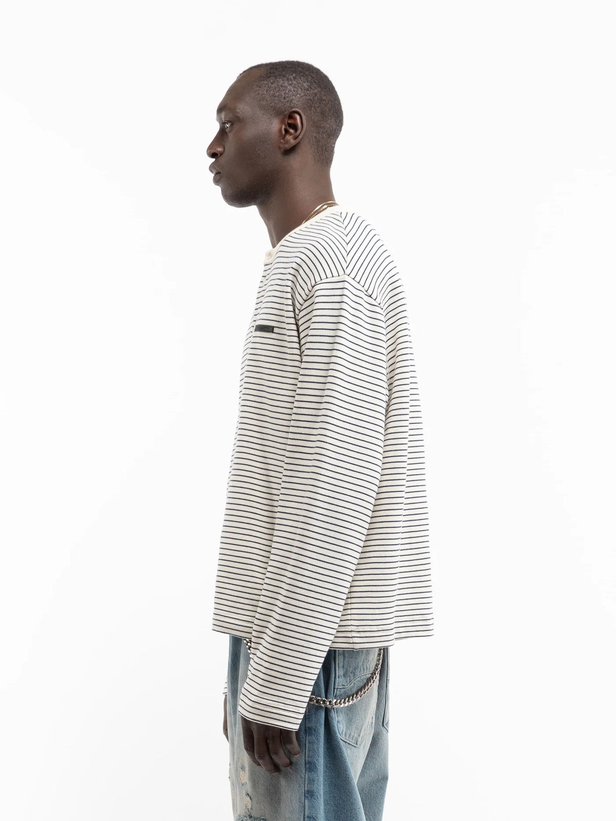 Modelo con camiseta henley de manga larga Reternity, vista lateral