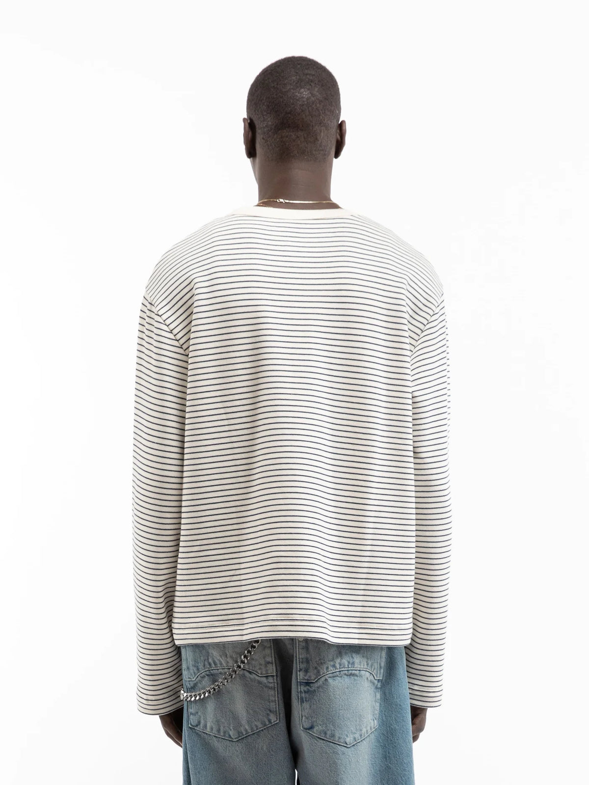 Camiseta Reternity Henley Stripe de rayas vista por la espalda sobre modelo