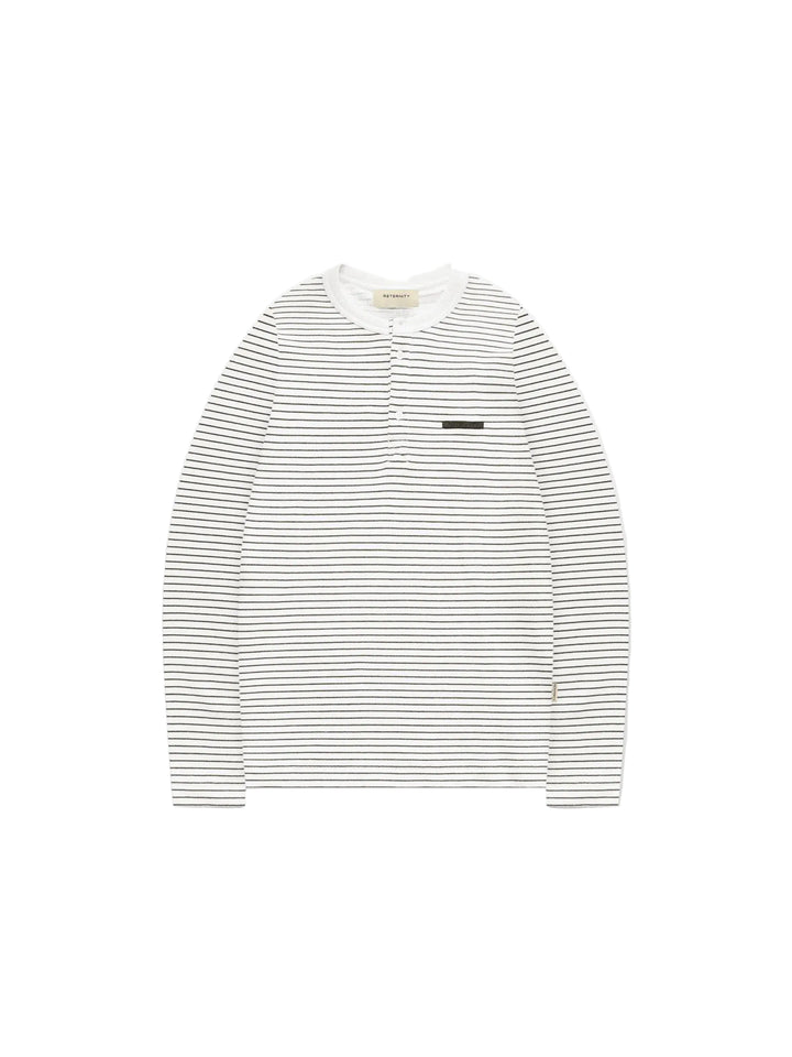 Camiseta Reternity Henley Stripe de manga larga en crudo con rayas finas azul marino, cuello con botonadura
