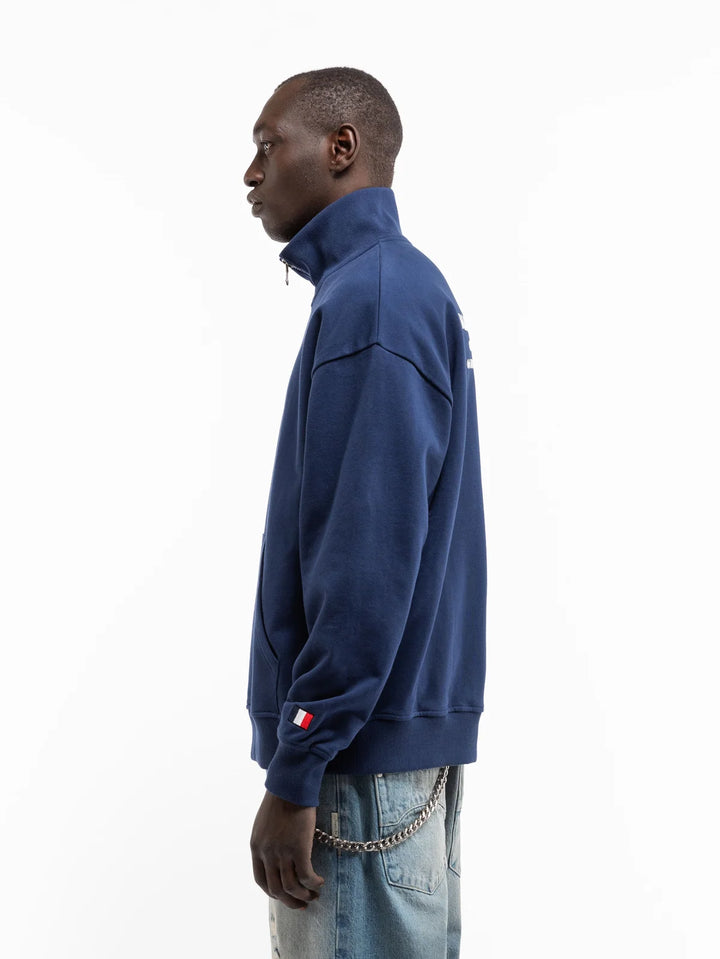 Modelo con sudadera half zip Reternity azul marino, vista lateral