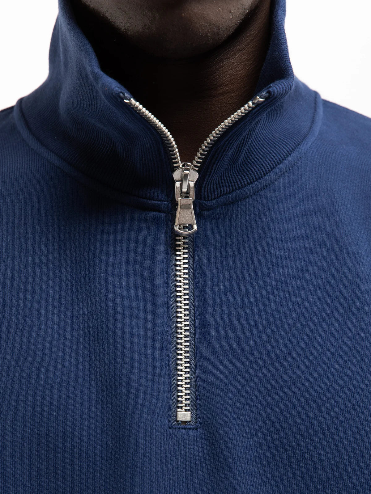 Detalle del cuello alto en canalé y medio cierre metálico de la sudadera Reternity Saint Germain