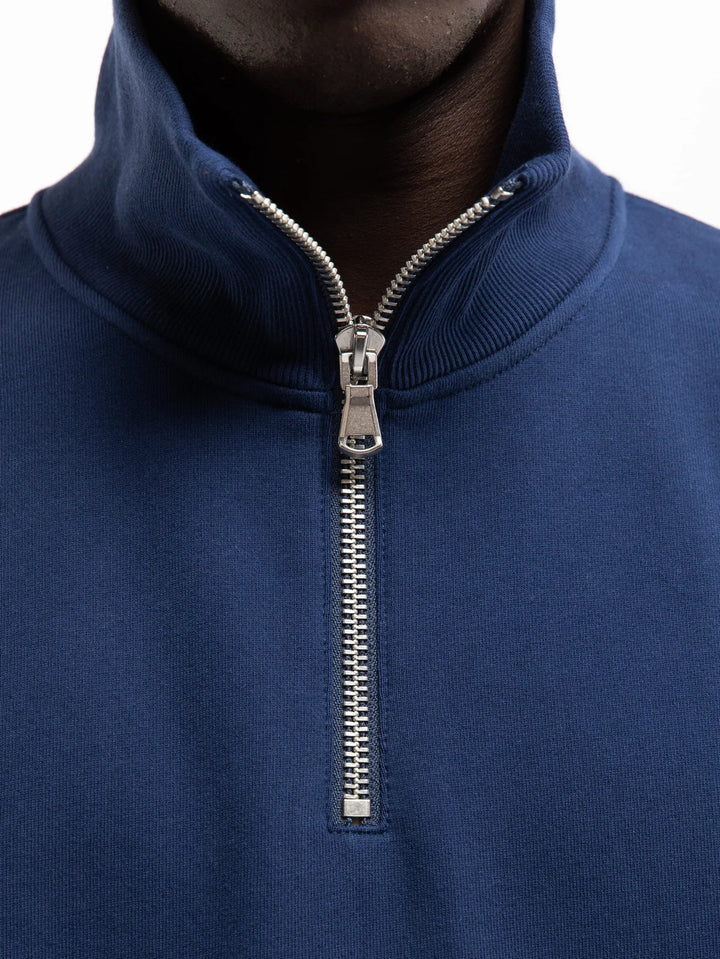 Detalle del cuello alto en canalé y medio cierre metálico de la sudadera Reternity Saint Germain