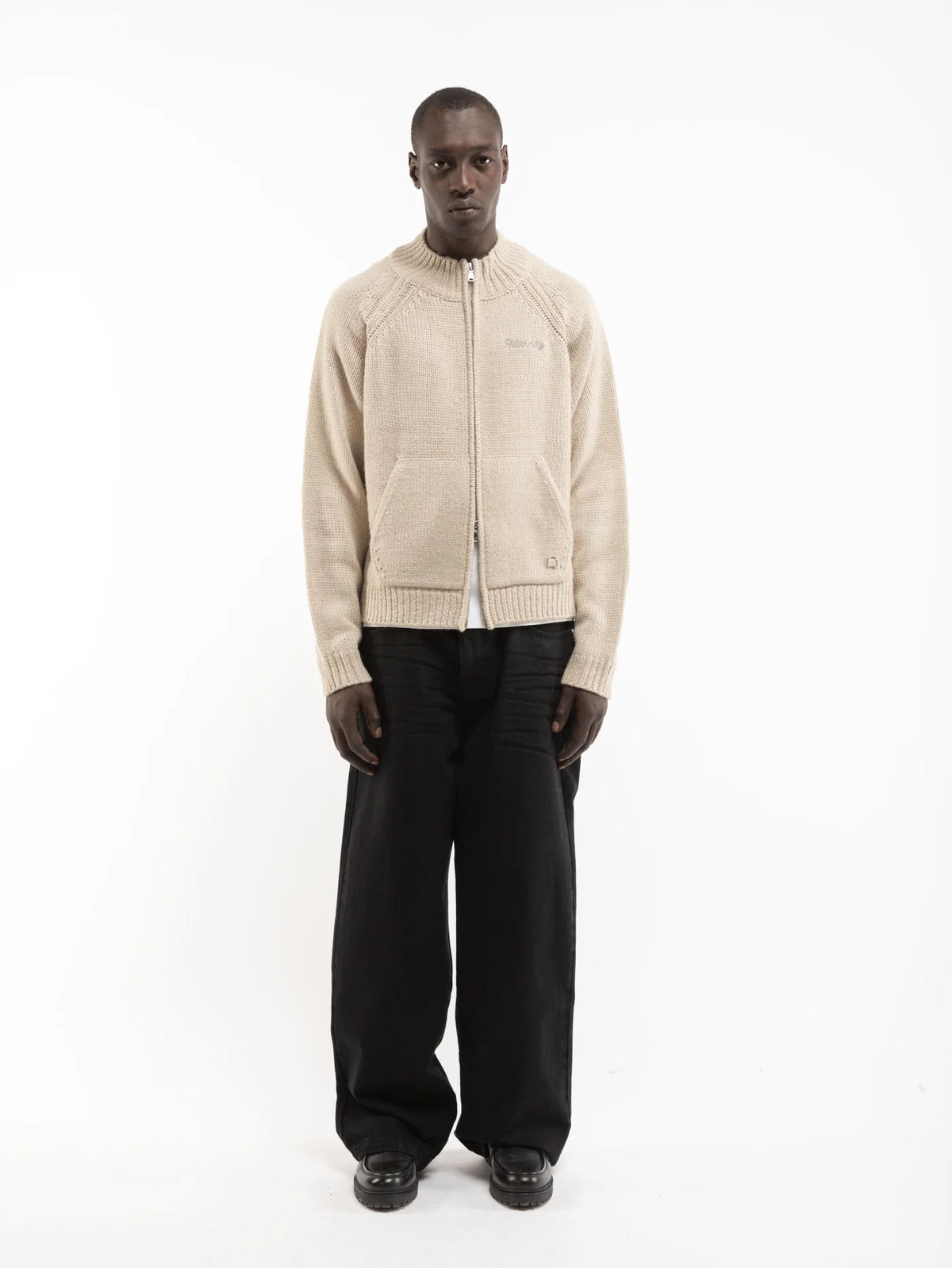 Modelo con chaqueta de punto Reternity Éclat crema cerrada con cremallera