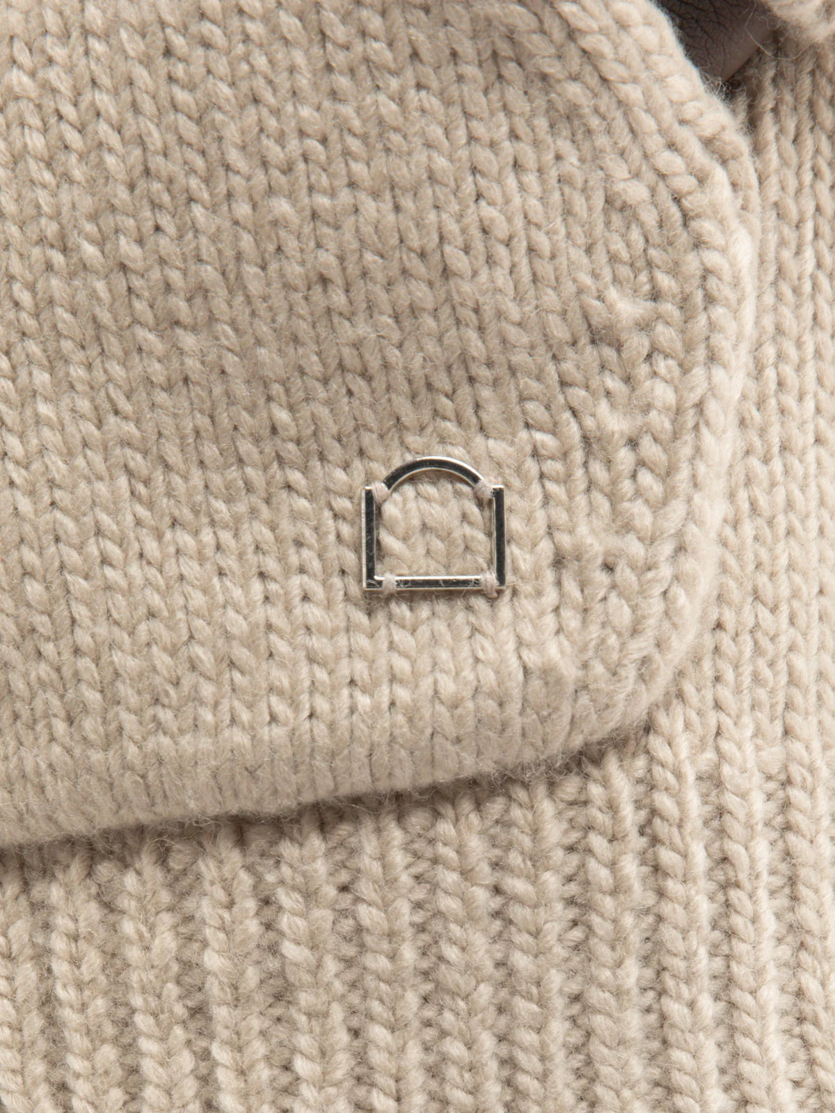 Detalle del bolsillo de parche y tejido de punto de la chaqueta Reternity Éclat crema