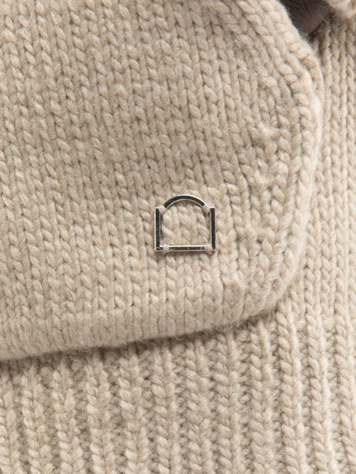 Detalle del bolsillo de parche y tejido de punto de la chaqueta Reternity Éclat crema