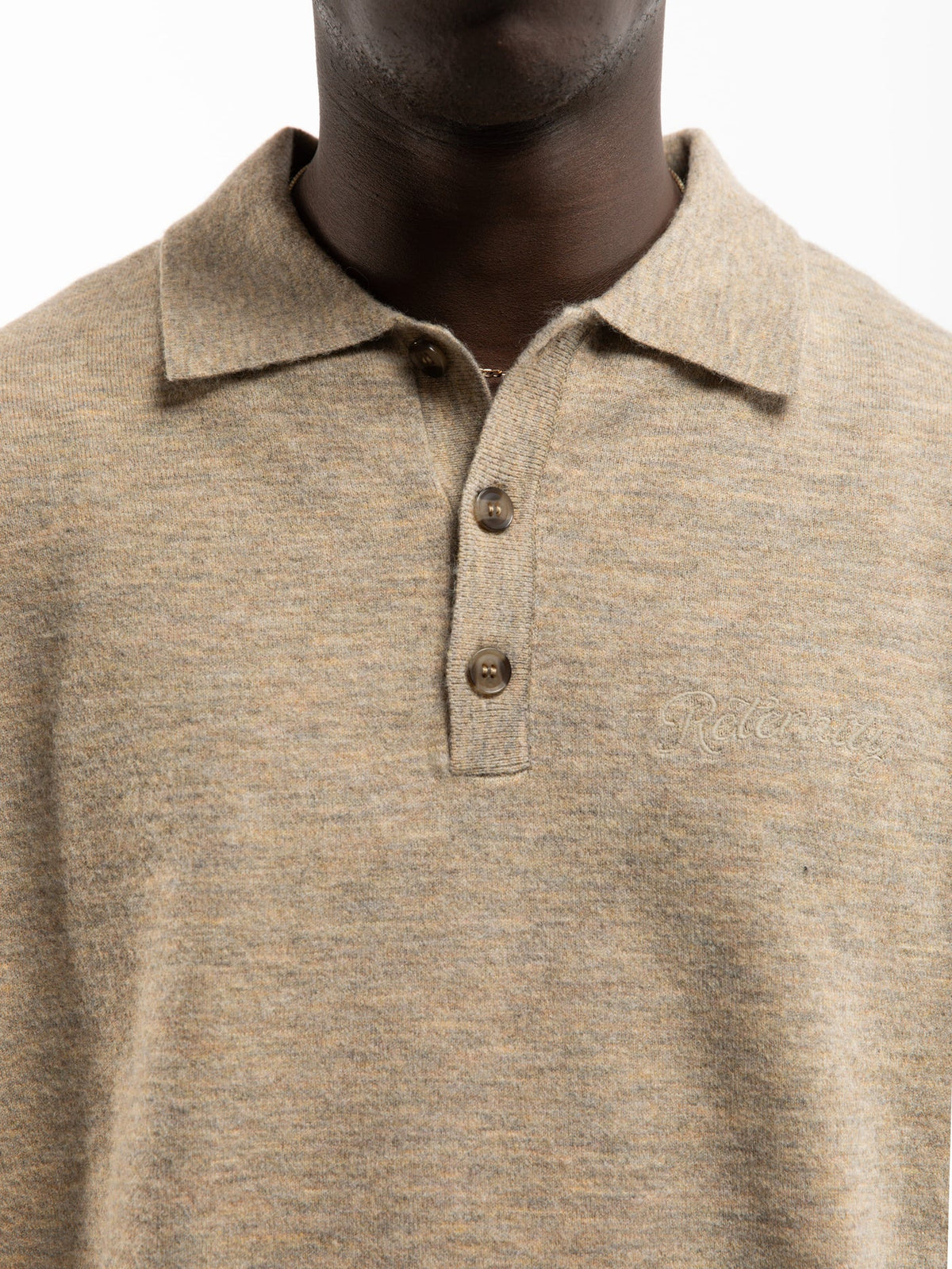 Detalle del cuello camisero con botones y el tejido de punto del polo Reternity arena