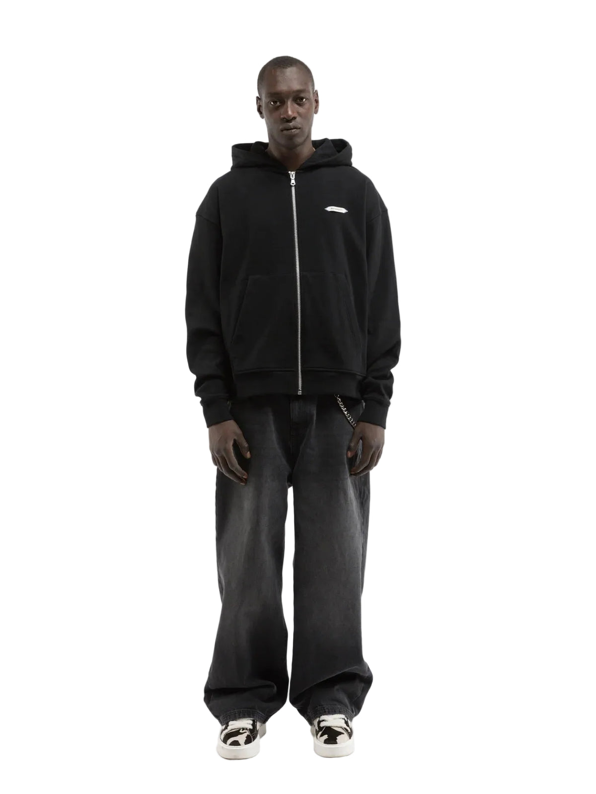 Hombre con la sudadera con capucha y cremallera Reternity L'Atelier Line Zip negra, cuerpo entero