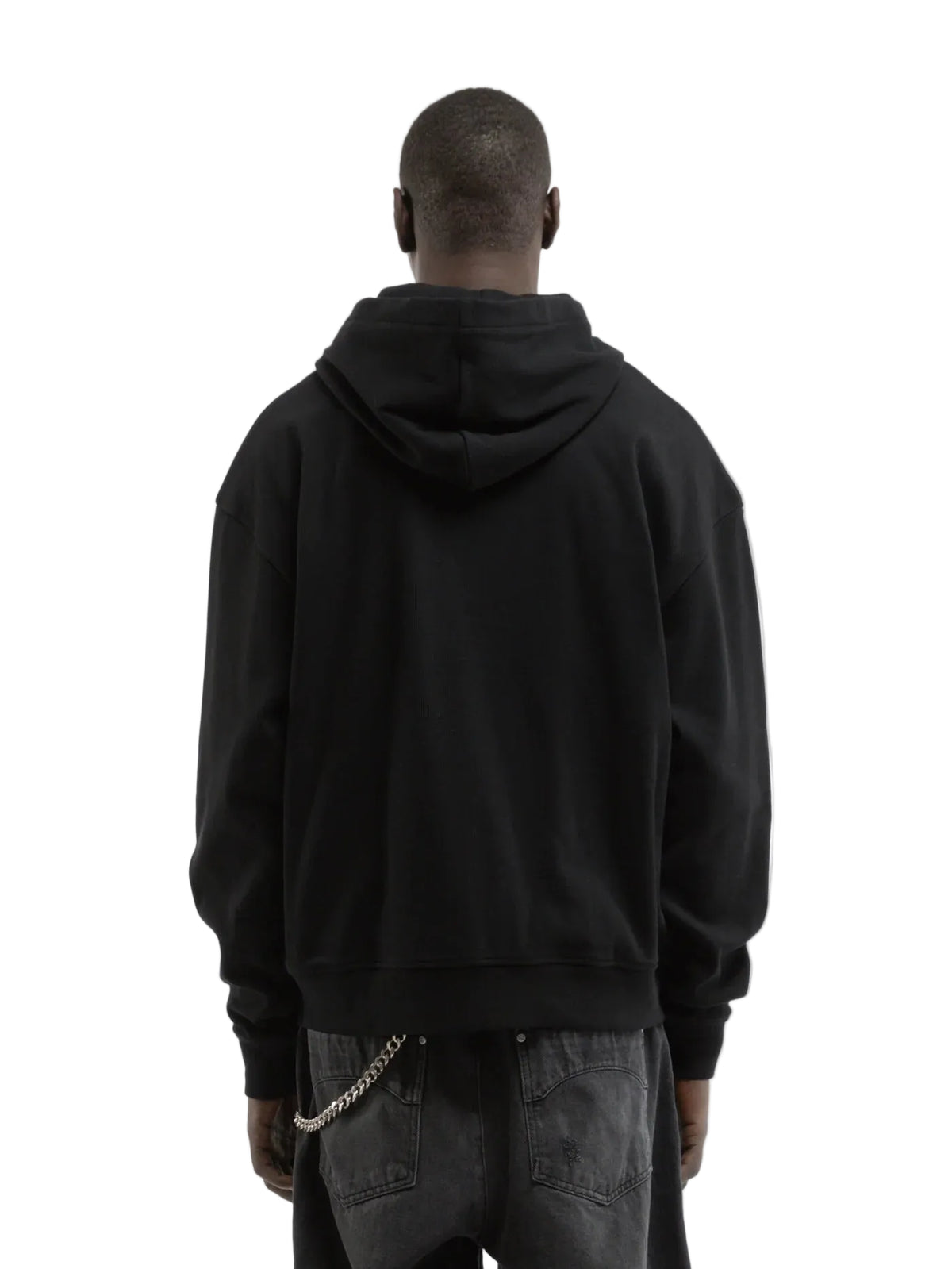 Hombre de espaldas con la sudadera con capucha Reternity L'Atelier Line Zip negra, capucha y espalda lisa, cuerpo entero