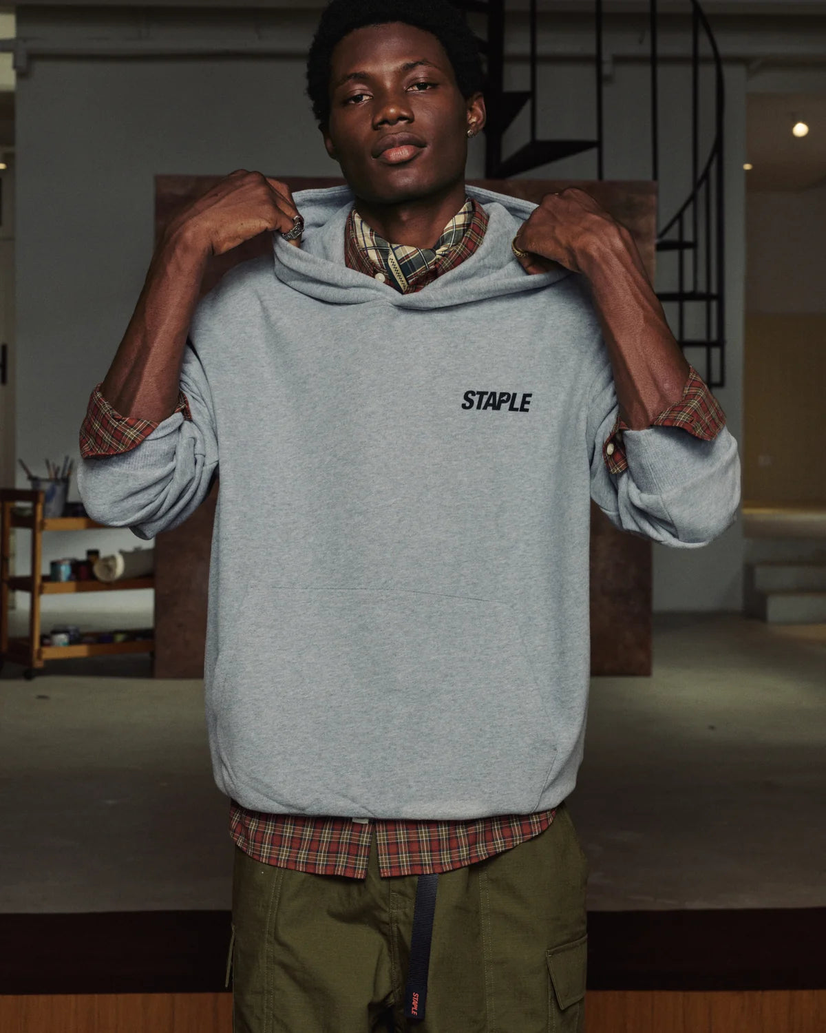 Hombre con la sudadera Staple Pigeon Sport gris jaspeado, vista de frente