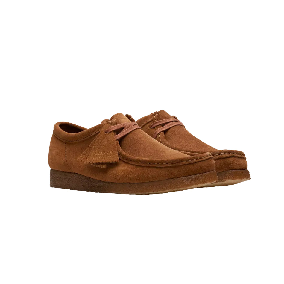 Par de zapatos Clarks Originals Wallabee Cola en ante marrón con suela de crepé, vista de tres cuartos