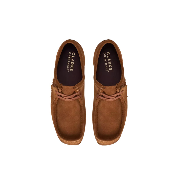 Vista cenital de los Clarks Wallabee Cola mostrando la plantilla con el logo Clarks Originals