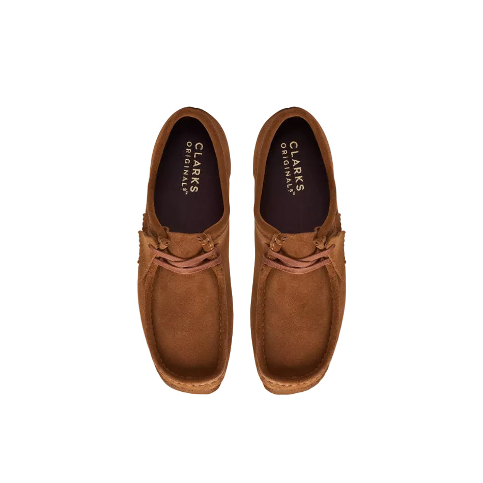 Vista cenital de los Clarks Wallabee Cola mostrando la plantilla con el logo Clarks Originals