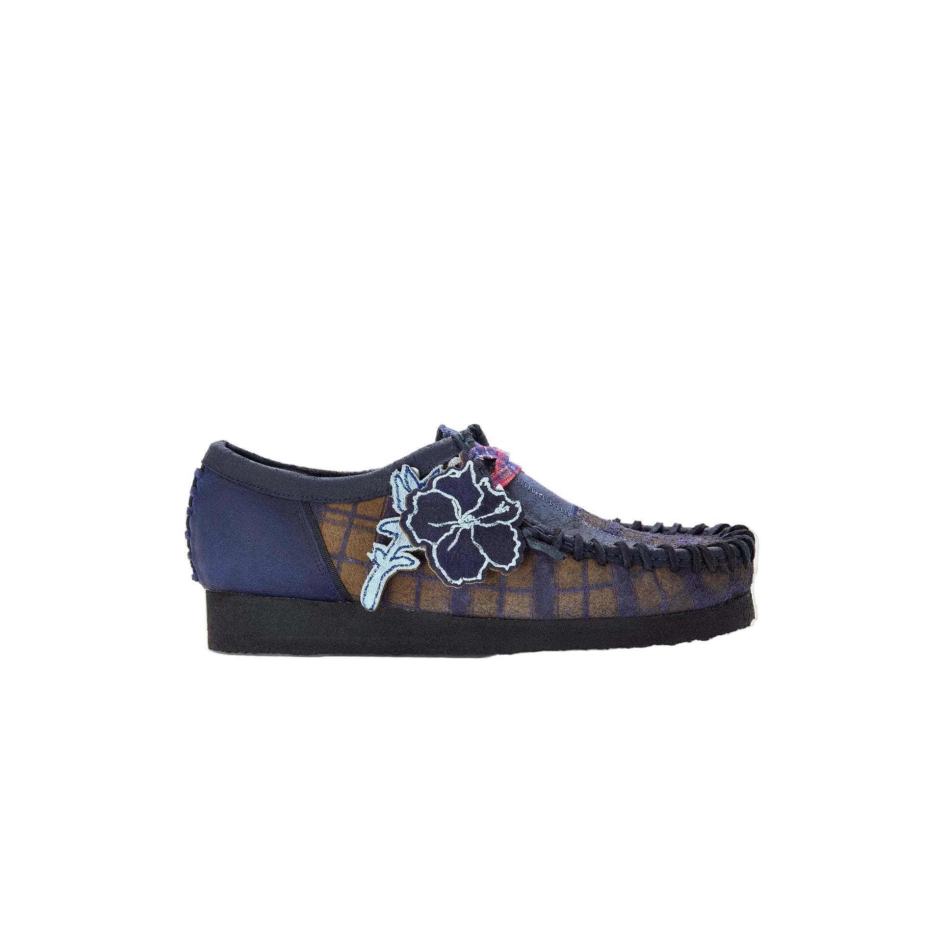 Clarks Originals x Nicholas Daley Wallabee Navy Combi vista lateral con fob hibisco