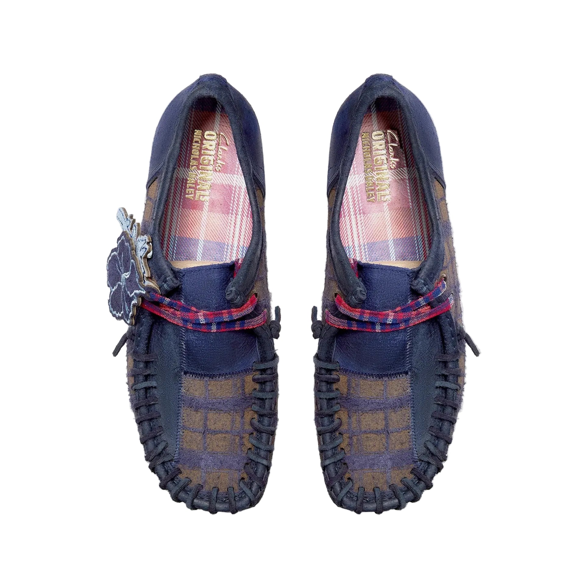 Par completo Clarks x Nicholas Daley Wallabee Navy Combi vista superior con cordones madras