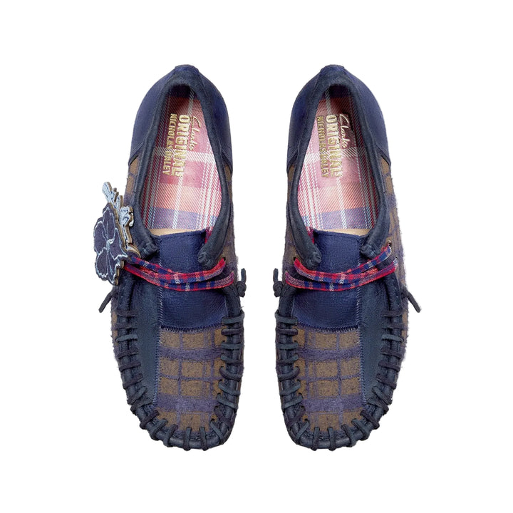 Par completo Clarks x Nicholas Daley Wallabee Navy Combi vista superior con cordones madras