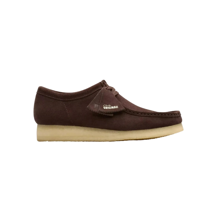 Clarks Originals Wallabee en ante marrón oscuro con suela de crepé natural, vista de perfil