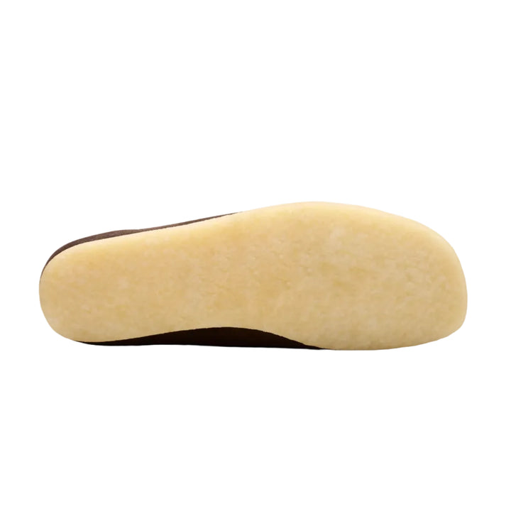 Suela de crepé natural de la Clarks Originals Wallabee en ante marrón oscuro, vista inferior