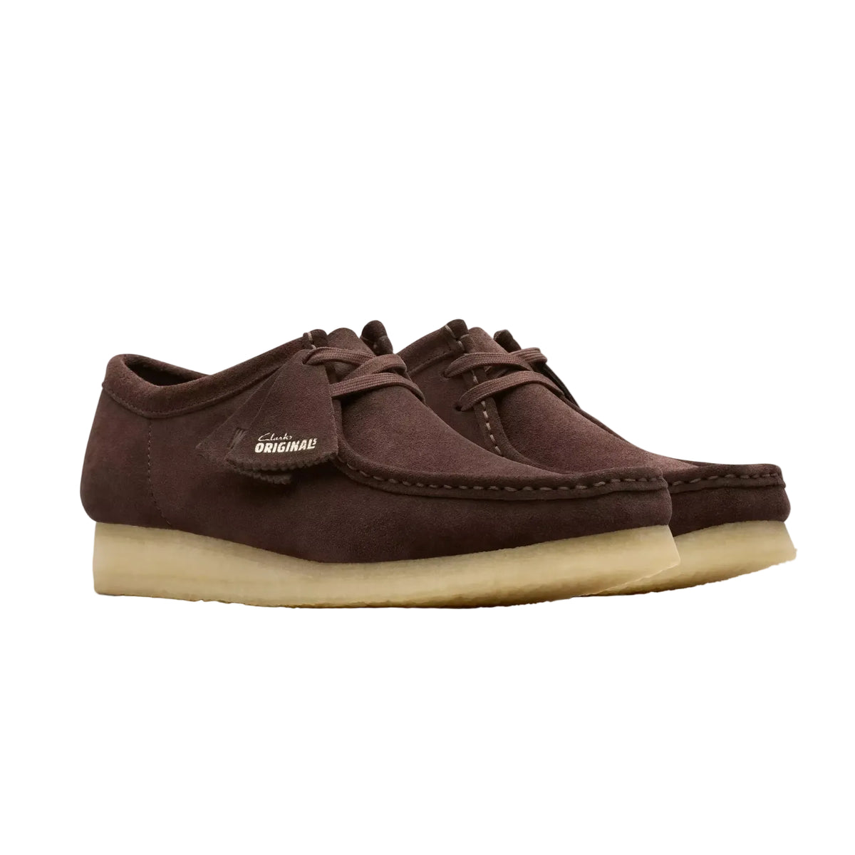 Clarks Originals Wallabee en ante marrón oscuro con cordones y suela de crepé, vista lateral en tres cuartos