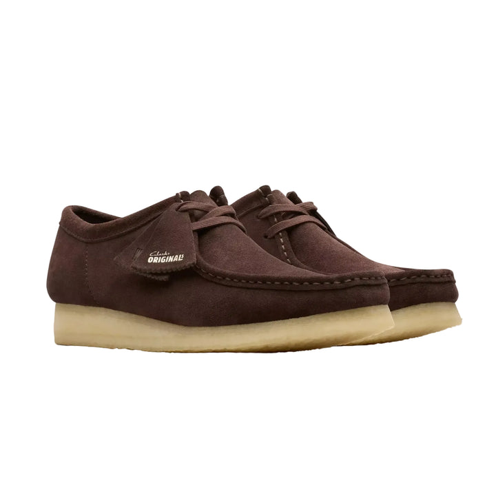 Clarks Originals Wallabee en ante marrón oscuro con cordones y suela de crepé, vista lateral en tres cuartos