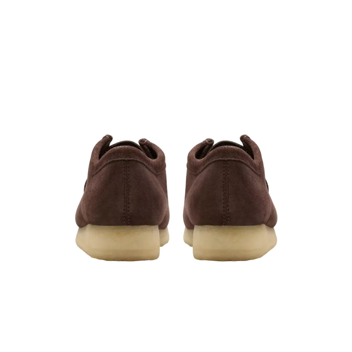 Par de Clarks Originals Wallabee en ante marrón oscuro, vista posterior con el talón y la suela de crepé