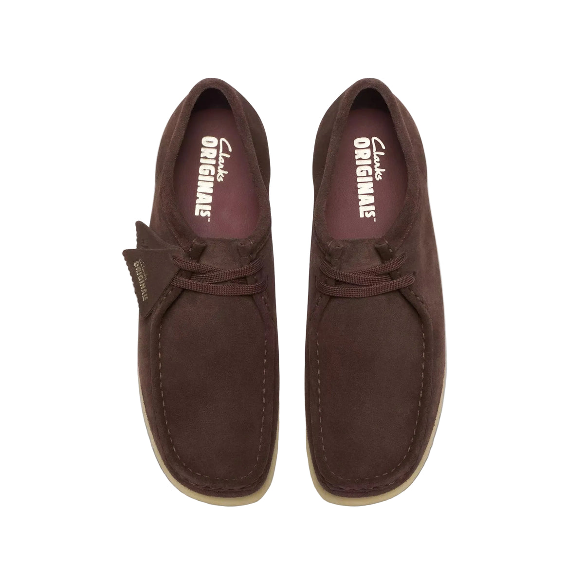Par de Clarks Originals Wallabee en ante marrón oscuro vistas desde arriba, con costura de mocasín y cordones