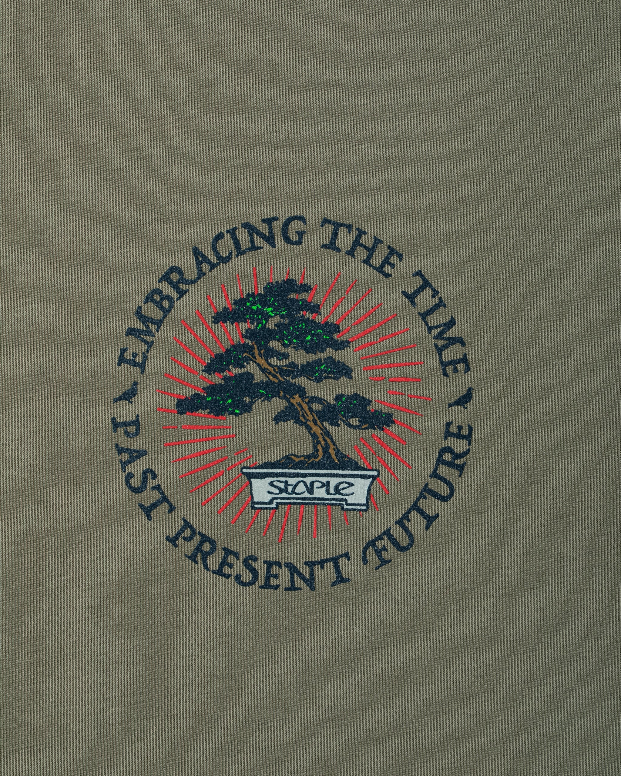  Camiseta Staple Pigeon Bonsai S/S Tee Olive detalle gráfico bonsai STPL pecho