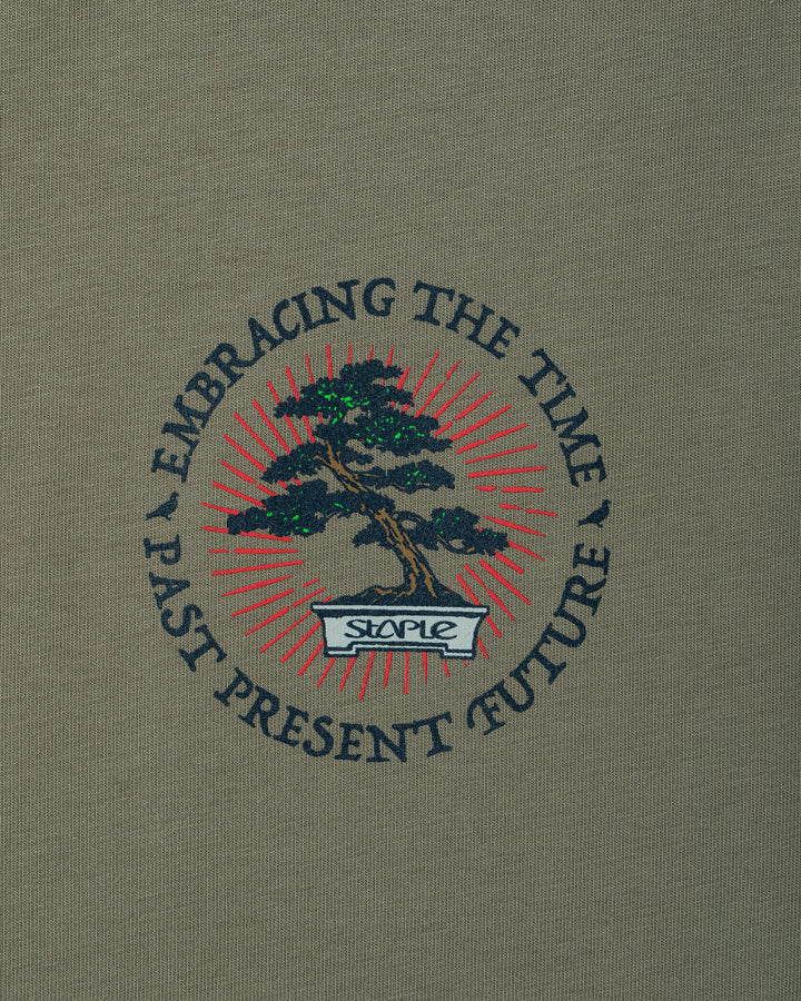  Camiseta Staple Pigeon Bonsai S/S Tee Olive detalle gráfico bonsai STPL pecho