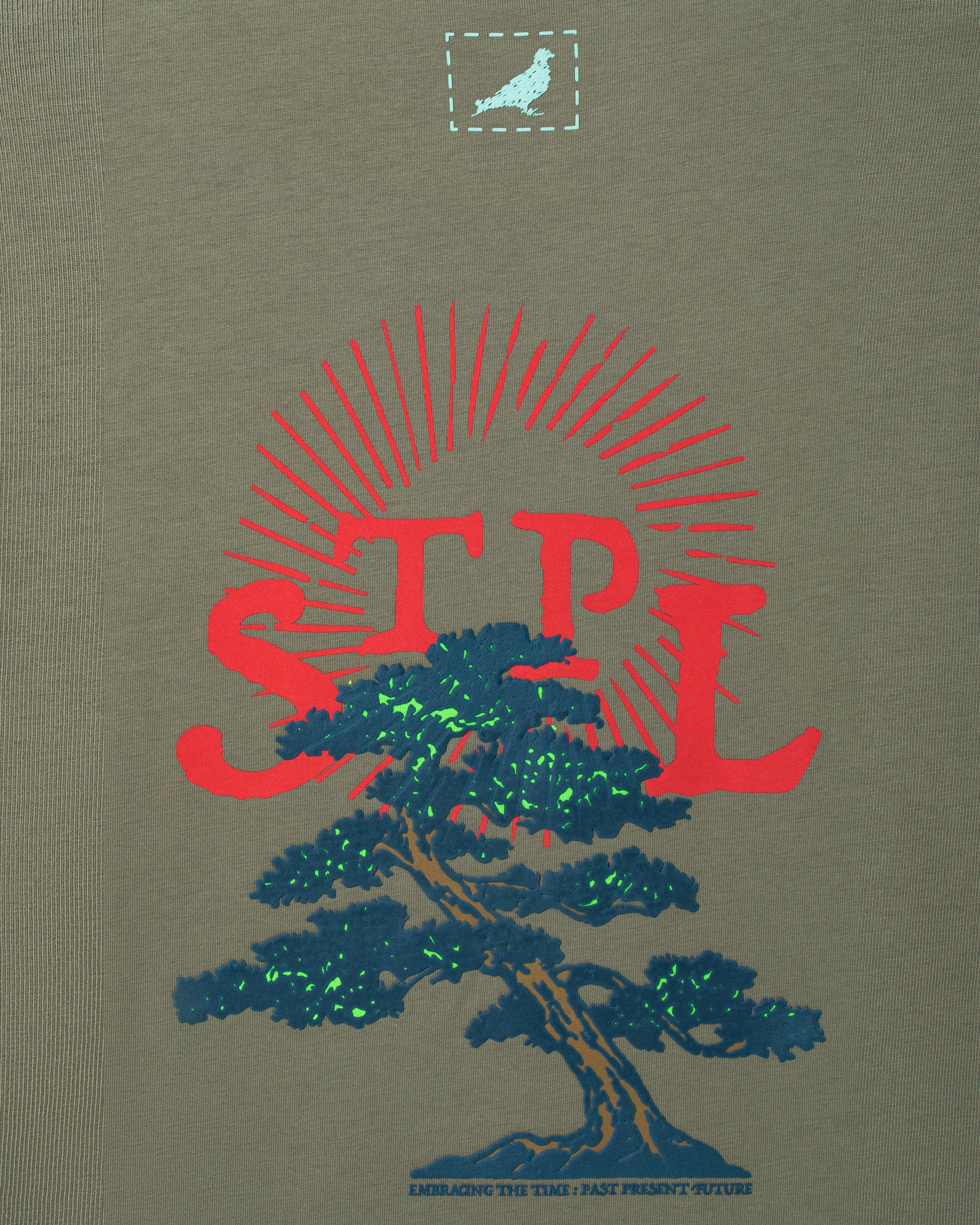 Camiseta Staple Pigeon Bonsai S/S Tee Olive detalle espalda gráfico STPL bonsai sol Embracing The Time Past Present Future