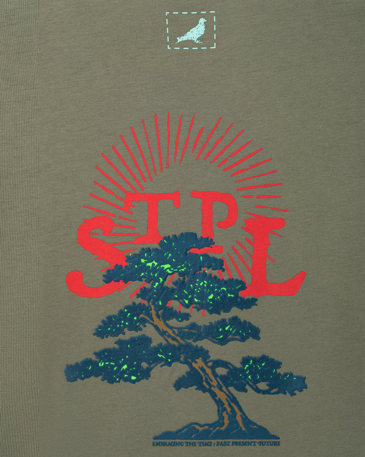 Camiseta Staple Pigeon Bonsai S/S Tee Olive detalle espalda gráfico STPL bonsai sol Embracing The Time Past Present Future