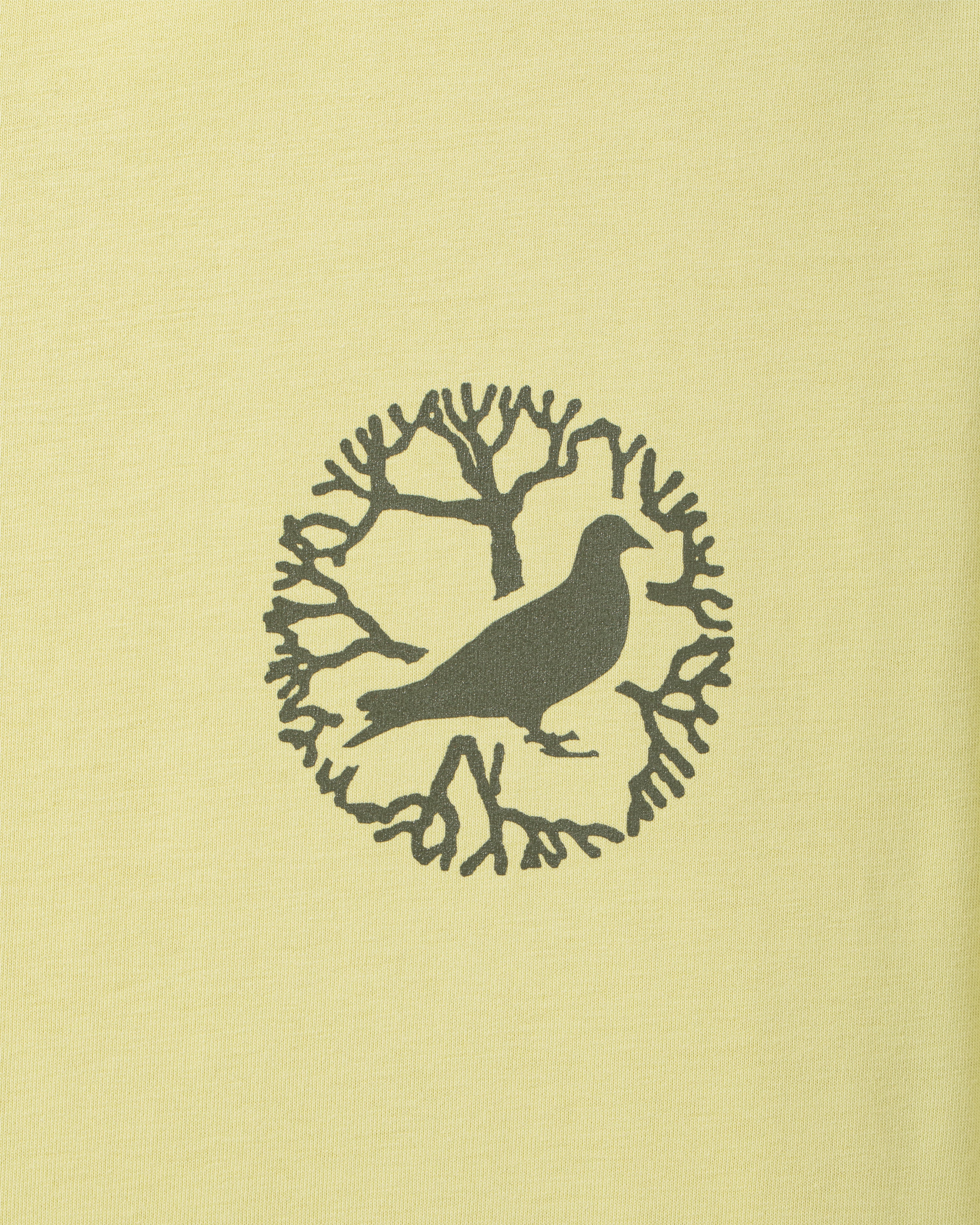 Camiseta Staple Pigeon Juniper Graphic Tee Amarillo detalle pecho