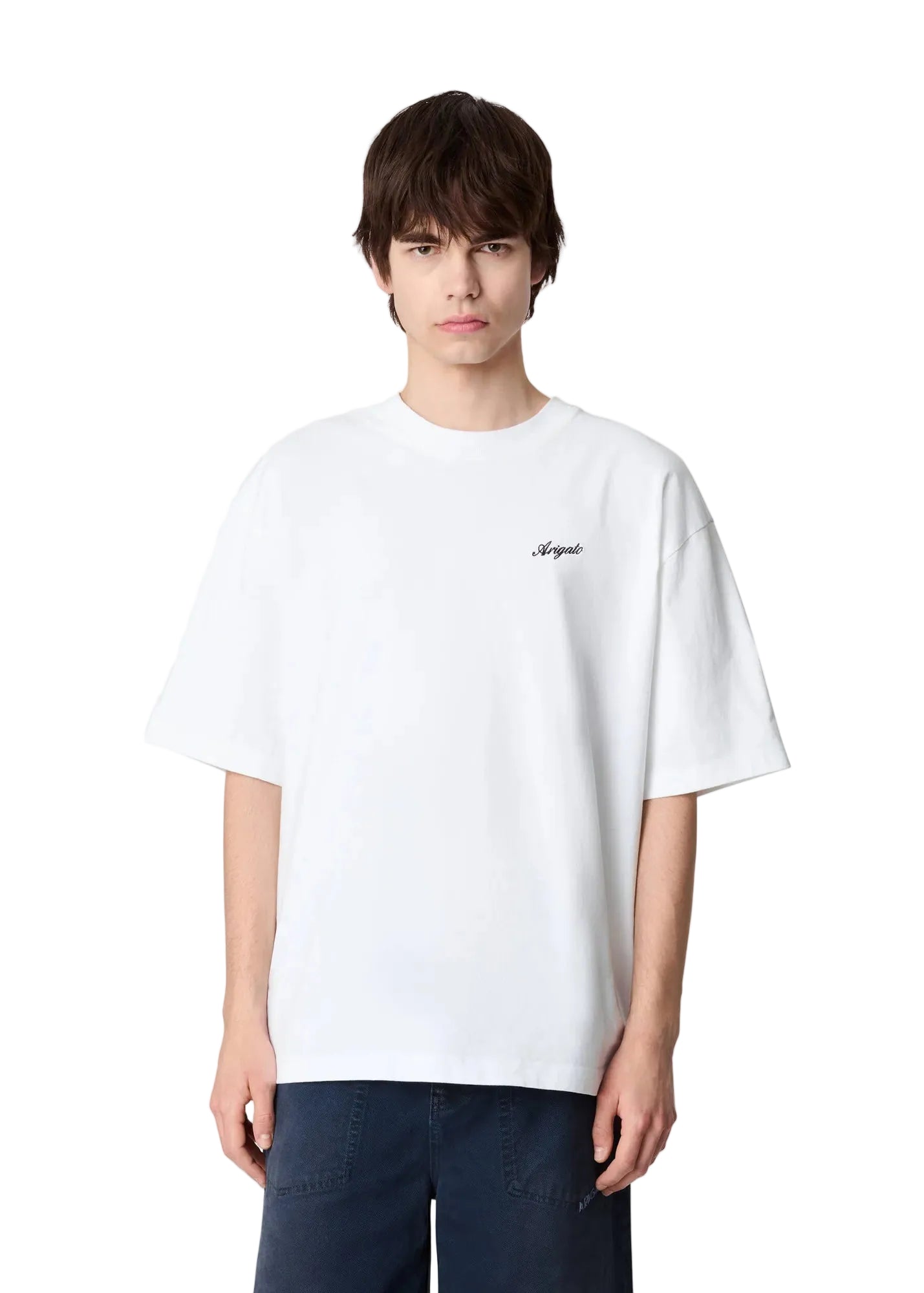 Hombre con la camiseta Axel Arigato Honor blanca vista de frente, con el bordado Arigato en el pecho
