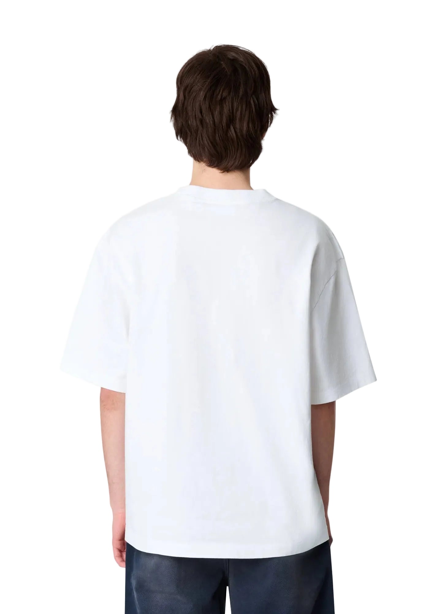 Hombre con la camiseta Axel Arigato Honor blanca oversized, vista de espalda