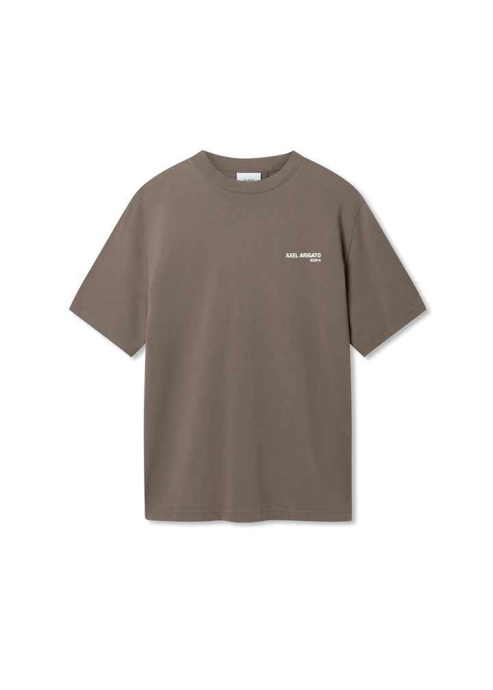 Camiseta Axel Arigato Legacy marrón coffee brown de algodón orgánico, vista frontal