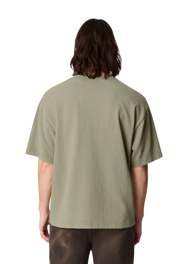 Hombre con la camiseta Axel Arigato Honor Washed verde oliva relaxed fit, vista de espalda