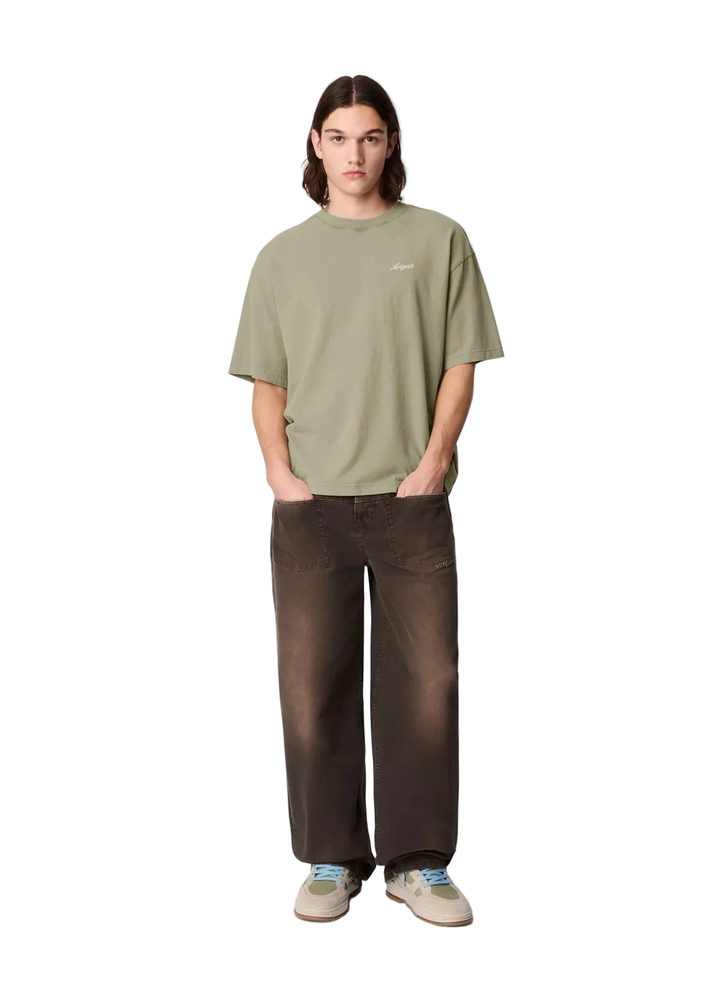 Hombre con la camiseta Axel Arigato Honor Washed verde oliva y pantalón marrón, look completo