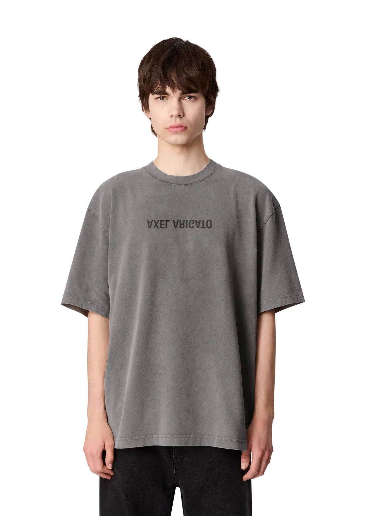 Hombre con la camiseta Axel Arigato Distort Washed gris acero oversized, vista de frente