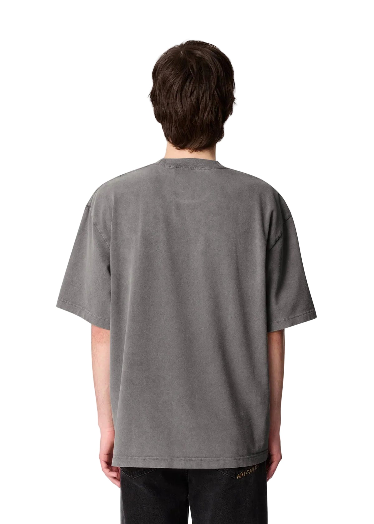 Hombre con la camiseta Axel Arigato Distort Washed gris acero oversized, vista de espalda