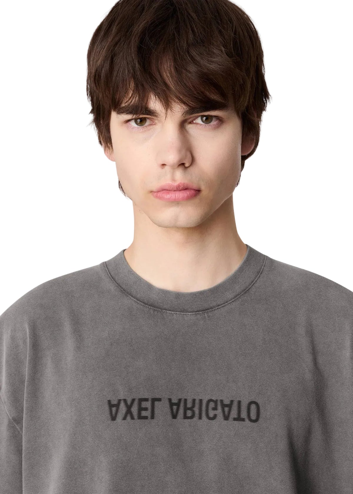 Detalle del branding "mirrored" difuminado en el pecho de la camiseta Axel Arigato Distort Washed gris acero