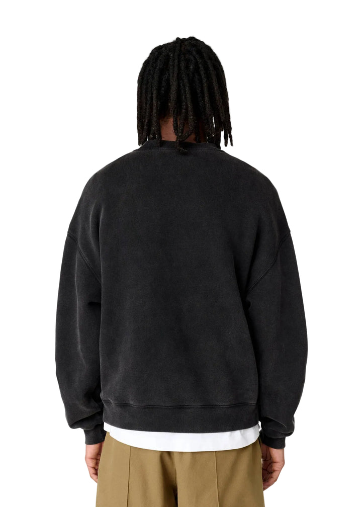 Hombre con la sudadera Axel Arigato Distort Washed negra oversized, vista de espalda
