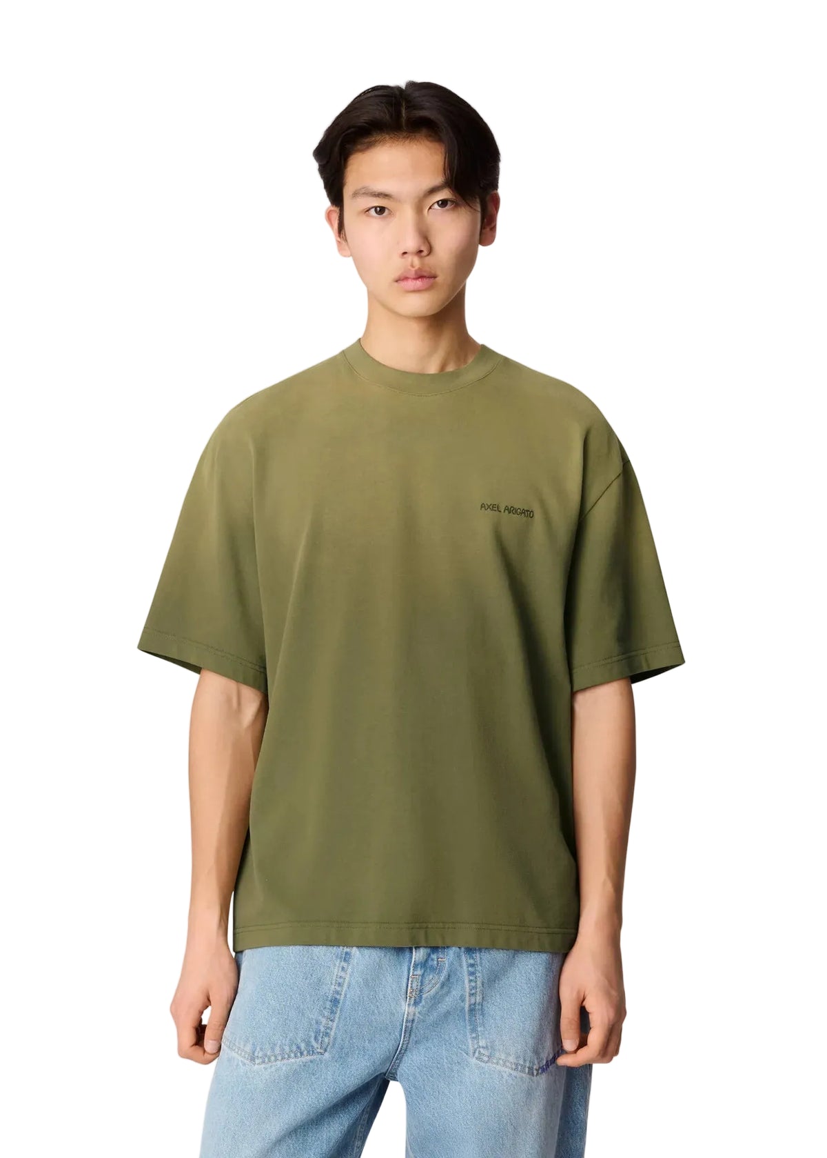 Hombre con la camiseta Axel Arigato Gradient verde oliva oversized y vaqueros claros, vista de frente